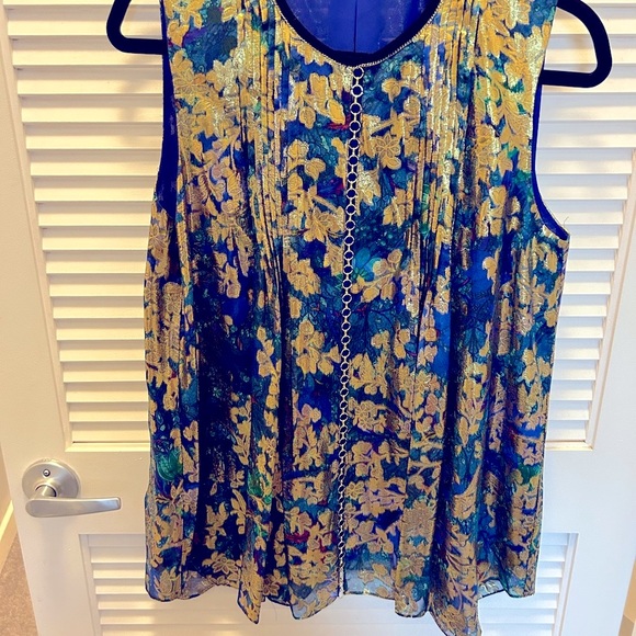 Tahari loose fitting sleeveless blouse - Picture 5 of 6